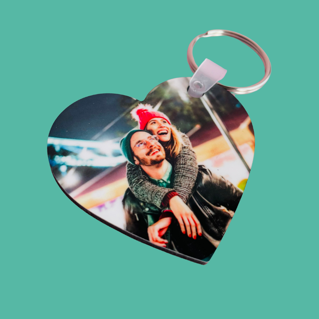 Llavero de Madera Personalizado en Forma de Corazón – Grabado por Ambas Caras con Fotografía y Texto