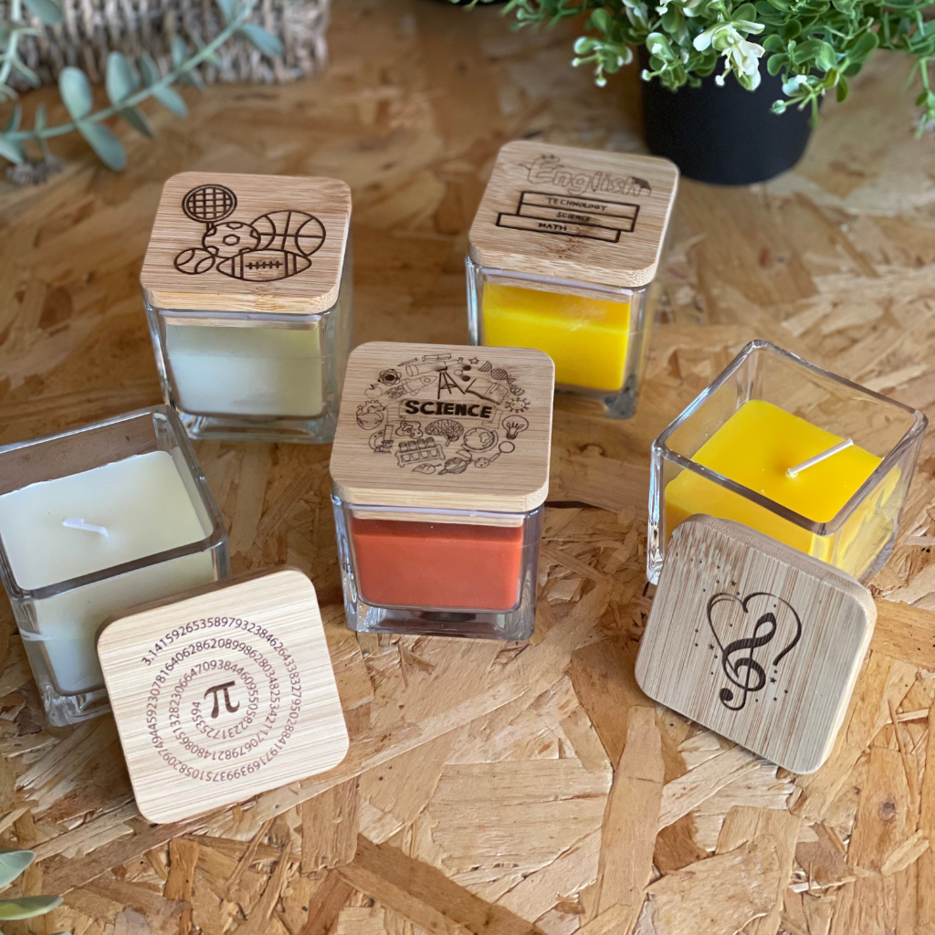 Vela Personalizada con Tapa de Bambú Grabada – Recuerdo para Bautizo, comunión, boda o fechas especiales