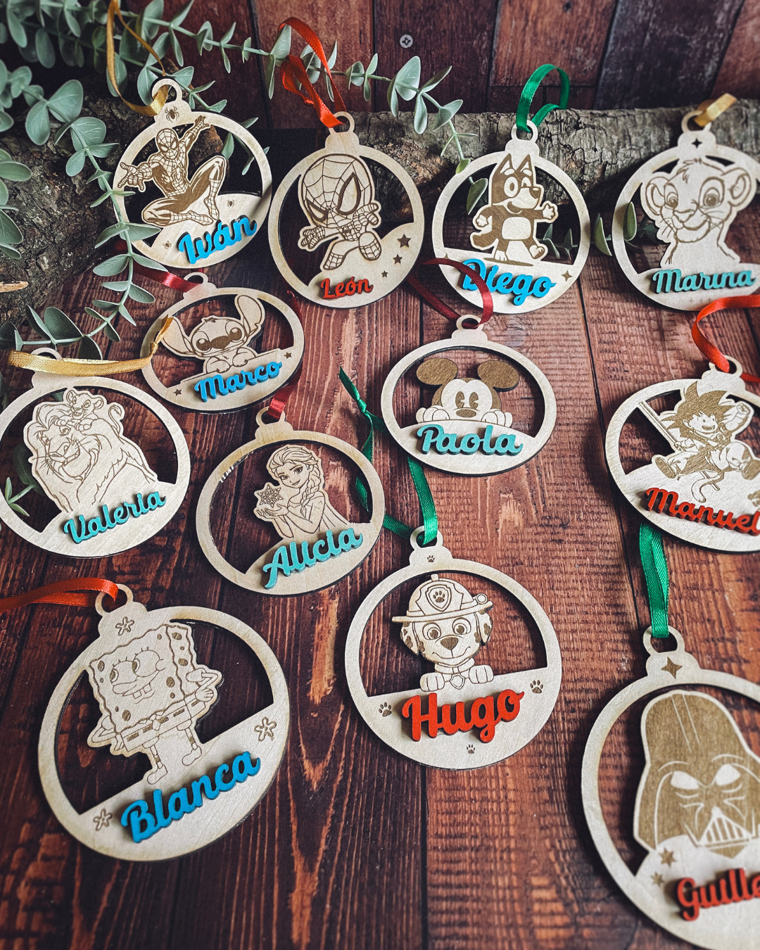 Adorno de Navidad Infantil Personalizado con Nombre y Personaje Favorito (Madera)
