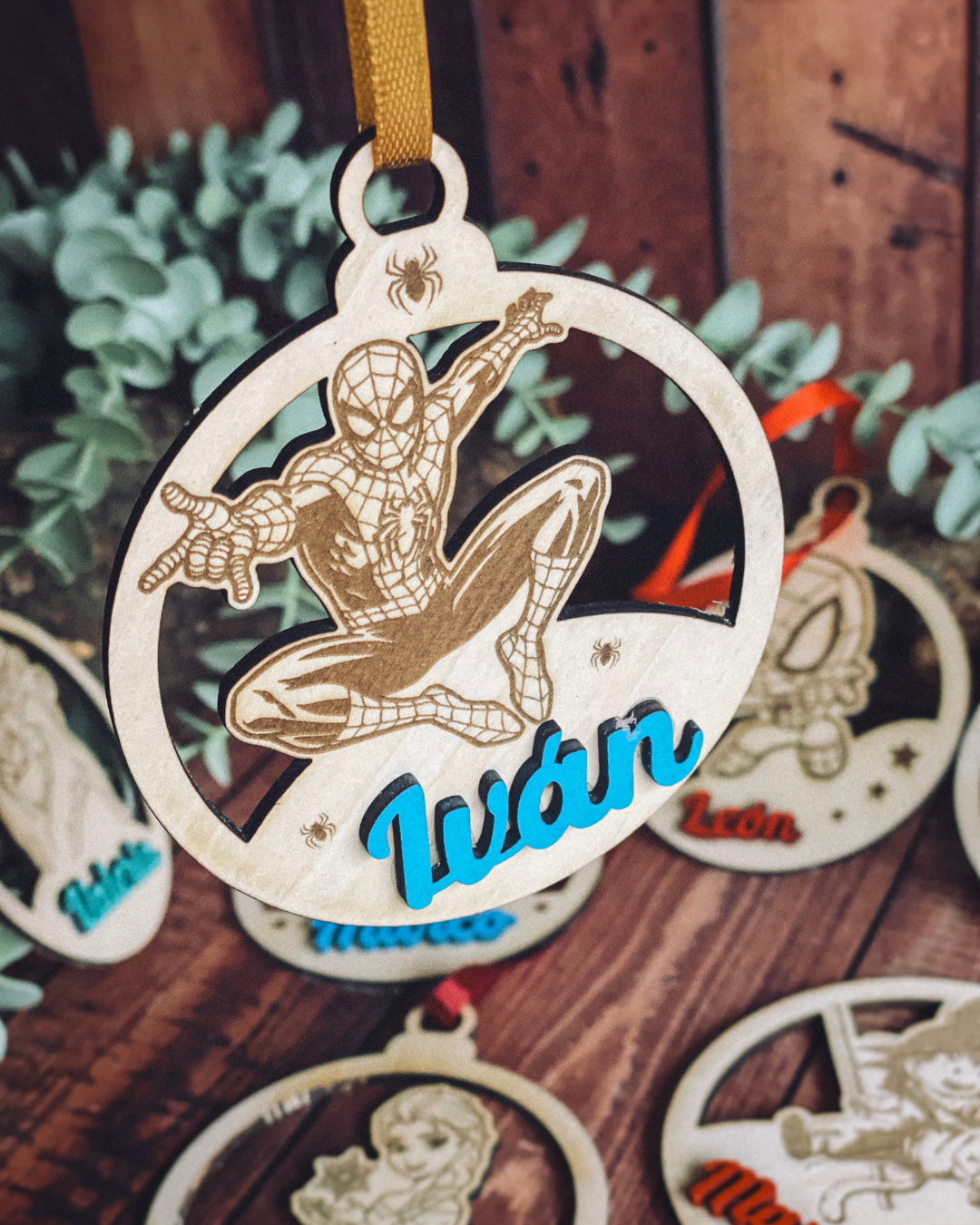 Adorno de Navidad Infantil Personalizado con Nombre y Personaje Favorito (Madera)