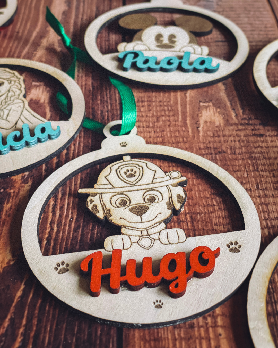 Adorno de Navidad Infantil Personalizado con Nombre y Personaje Favorito (Madera)