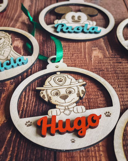 Adorno de Navidad Infantil Personalizado con Nombre y Personaje Favorito (Madera)