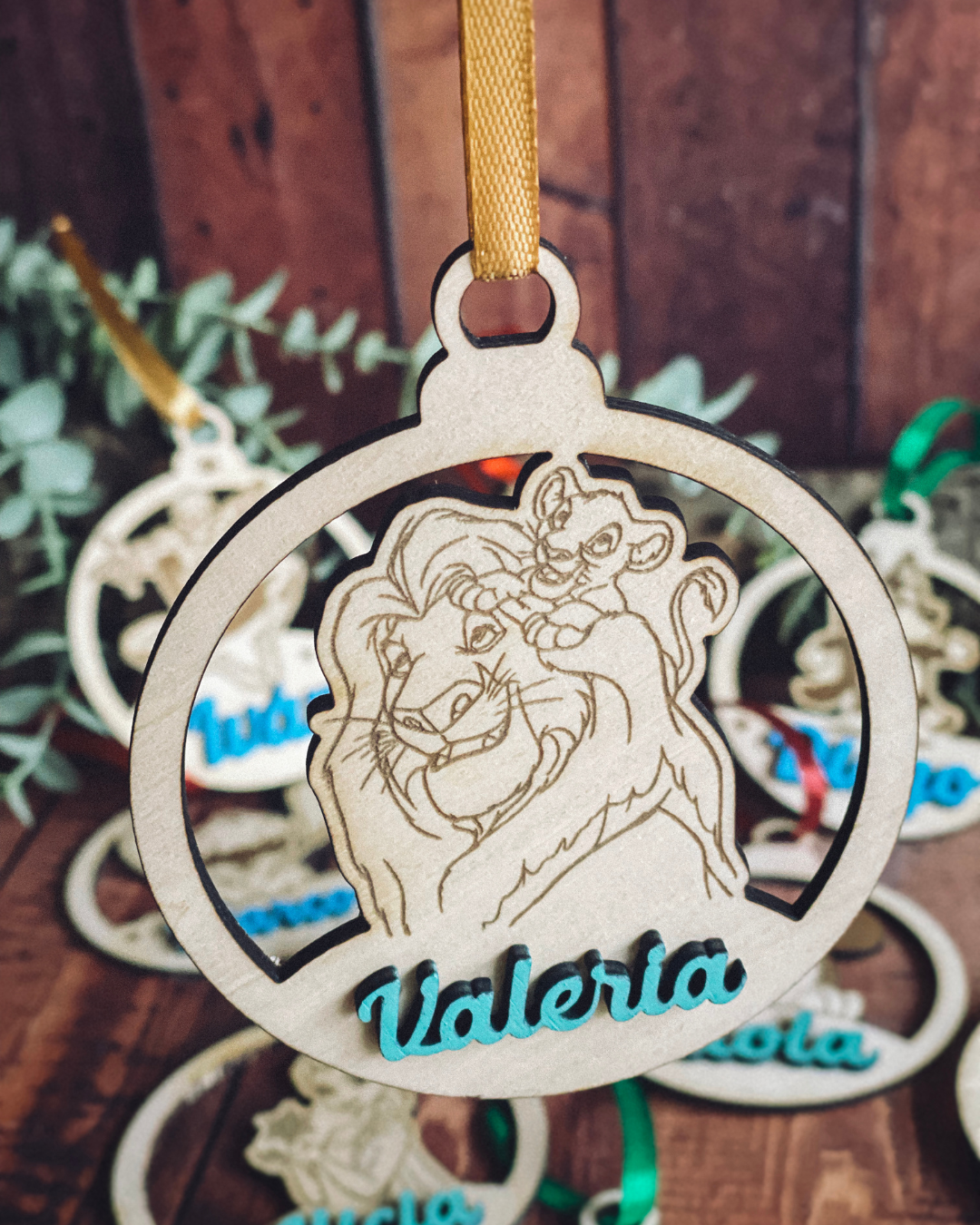 Adorno de Navidad Infantil Personalizado con Nombre y Personaje Favorito (Madera)