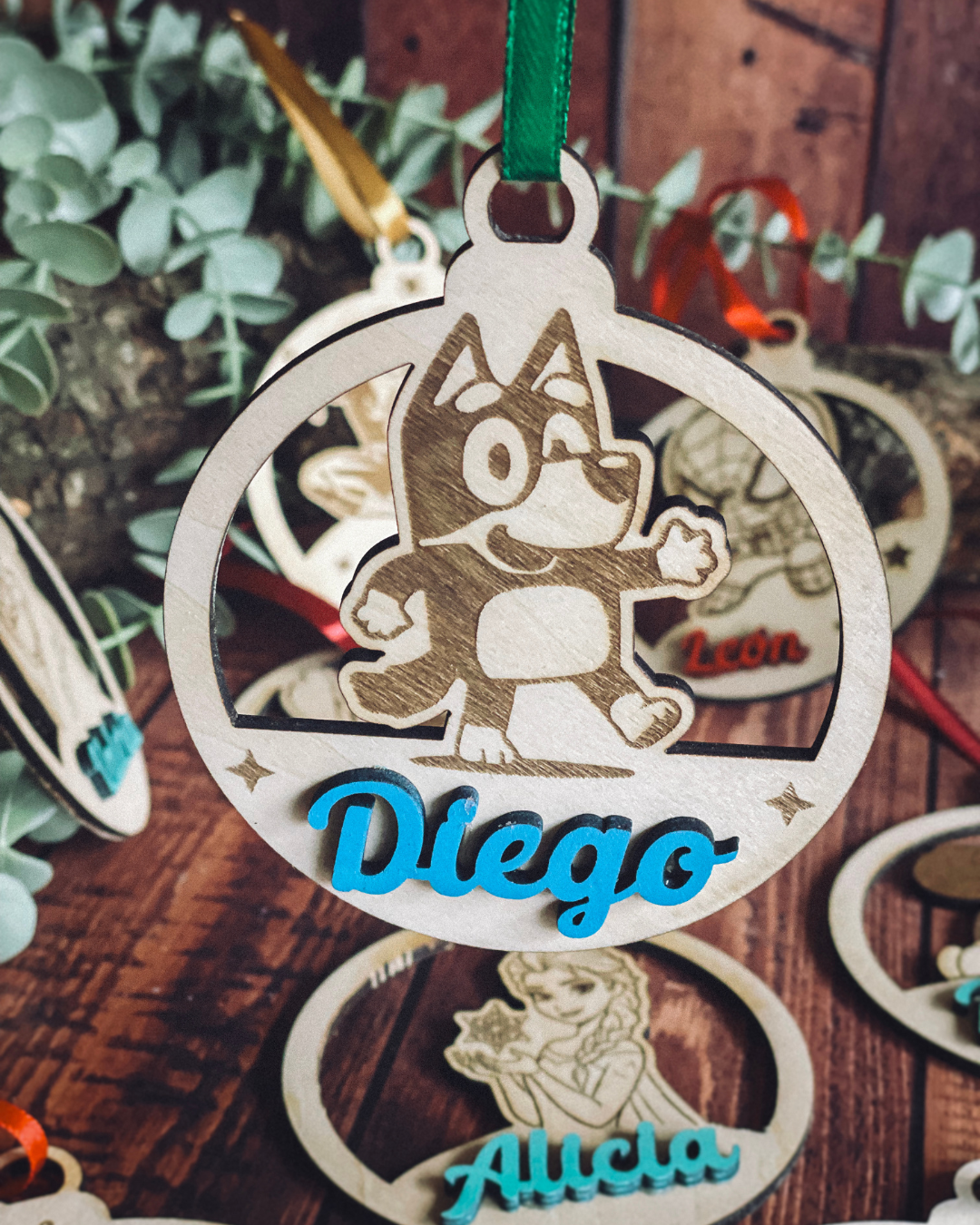 Adorno de Navidad Infantil Personalizado con Nombre y Personaje Favorito (Madera)