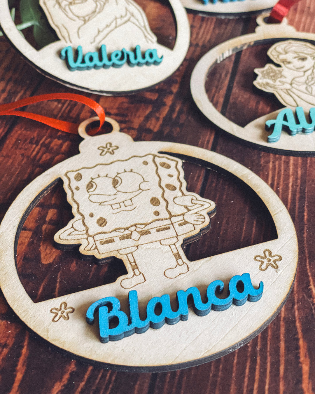 Adorno de Navidad Infantil Personalizado con Nombre y Personaje Favorito (Madera)