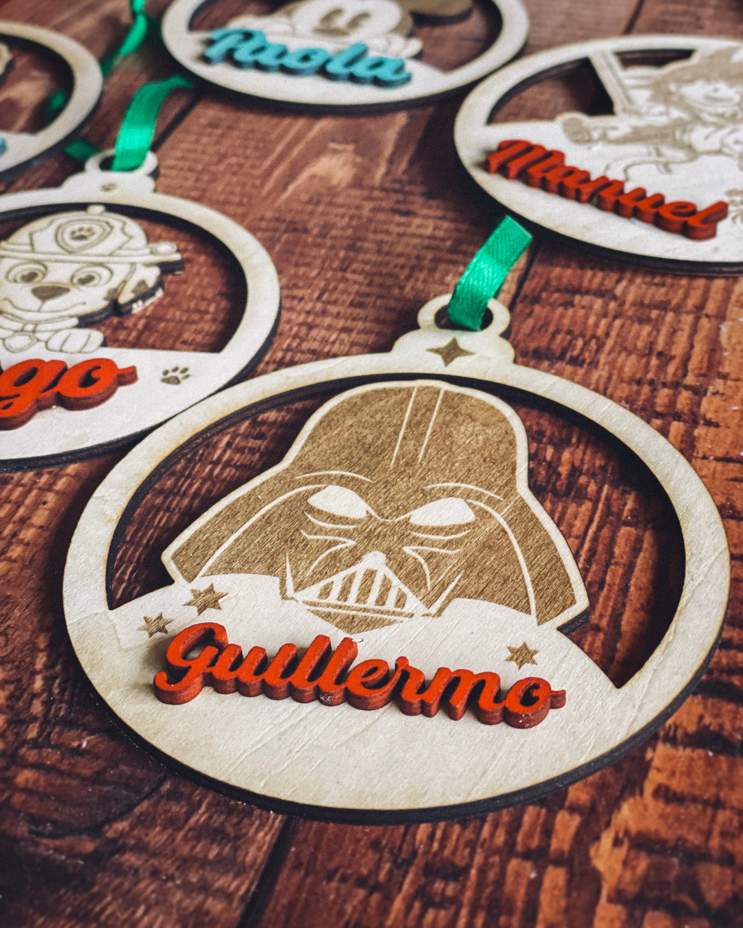 Adorno de Navidad Infantil Personalizado con Nombre y Personaje Favorito (Madera)