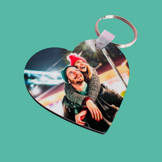 Llavero de Madera Personalizado en Forma de Corazón – Grabado por Ambas Caras con Fotografía y Texto