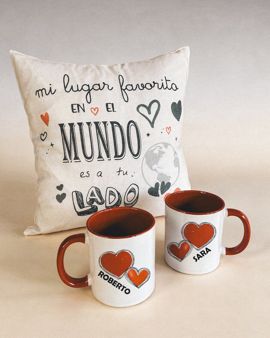 Pack regalo San Valentín – 2 Tazas + Cojín Personalizables – regalo pareja único
